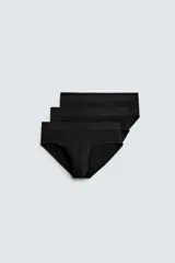 Pack de tres slips negros de algodón con cintura elástica.