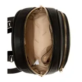 Mochila pequeña Guess Manhattan color negro con herrajes dorados.