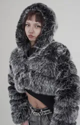 Campera corta con capucha, confeccionada en mezcla de algodón y poliéster, con textura de piel sintética en tonos grises y negros.
