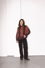 Sweater tejido con textura de trenzas y ochos, color marrón con detalles en gris.