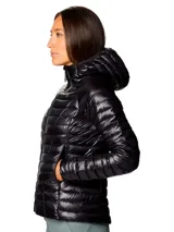 Campera puffer negra ultraligera para mujer, con capucha y cierre frontal. Confeccionada con tejido exterior reciclado y aislamiento de plumón de origen responsable con certificación RDS.