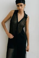 Chaleco largo de red color negro con botones frontales y cuello tipo camisa.