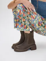Botas Chelsea color beige con estampado floral, elástico lateral marrón y suela track color marrón.