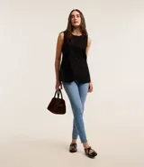 Pantalón de jean skinny de tiro alto, color celeste claro.