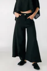 Pantalón marrón de lino, corte palazzo y tiro alto.