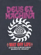 Remera blanca de manga corta con cuello redondo y estampado en el pecho con el logo de Deus Ex Machina en rojo y un diseño de ojo en azul.
