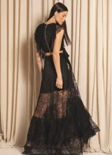 Falda larga de encaje negro con cintura alta y lazo lateral.