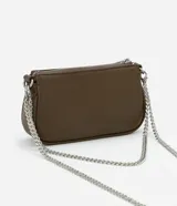 Bolso baguette marrón de cuero sintético con correa de cadena plateada desmontable y cierre de cremallera.