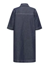 Vestido camisero midi de denim azul con rayas verticales blancas, cuello camisero, mangas 3/4, cierre frontal con botones y dos bolsillos de parche en el pecho.