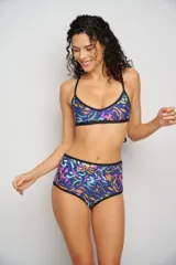 Conjunto de bikini con estampado animal print multicolor, compuesto por un corpiño triangular con tirantes finos y una bombacha tipo colaless con tiras finas ajustables en los laterales.