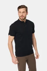 Remera de manga corta color azul grisáceo con cuello mao y tapeta de botones. Los puños de las mangas y el cuello son de color azul marino contrastante. Presenta un pequeño logo bordado en el pecho.