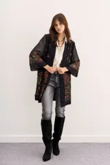 Kimono holgado negro de gasa bordado con motivos florales y de aves.