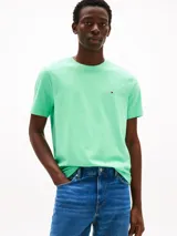 Remera verde agua de algodón con cuello redondo y logo de Tommy Hilfiger bordado en el pecho.