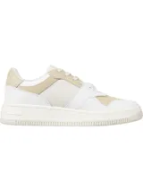 Zapatillas urbanas Tommy Jeans blancas y beige, de corte bajo, con cordones, suela gruesa y logo tonal en el lateral y la lengüeta.