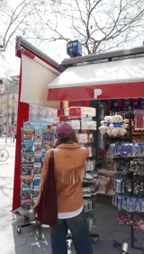 Campera de cuero color camel con flecos en la espalda y mangas.