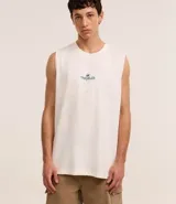 Musculosa de algodón color blanco crudo, corte comfort, con cuello redondo y un pequeño estampado central que dice "Traveler" con una palmera.