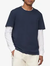 Remera de manga corta color azul marino, confeccionada en algodón liso. Presenta cuello redondo y logo CK bordado en el pecho.