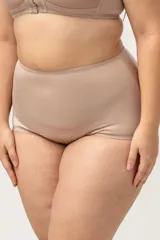 Bombacha de tiro alto, confeccionada en LYCRA® con fundillo de algodón.