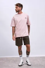 Remera blanca de corte holgado con pequeño estampado en el pecho.