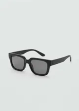 Lentes de sol negros con montura cuadrada de pasta y cristales grises.