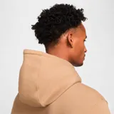 Buzo hoodie color crema de Nike, modelo Club, con logo bordado en blanco en el pecho y bolsillo tipo canguro.