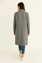 Tapado largo de mujer, color negro, con solapas y cierre frontal de un solo botón.