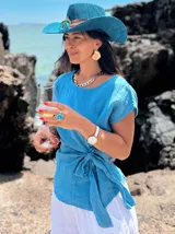 Blusa naranja de lino con mangas cortas y nudo frontal.