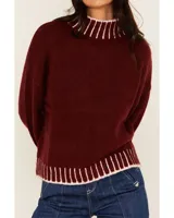 Sweater color borgoña de tejido de punto con cuello alto y terminaciones acanaladas en color crema.