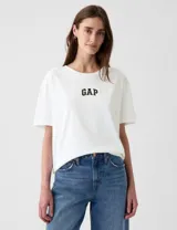 Remera blanca de algodón con logo GAP estampado en el pecho. Corte boyfriend holgado y mangas cortas.