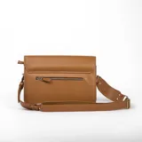 Bandolera marrón de cuero vacuno, con cierre metálico YKK, correa ajustable extraíble y bolsillo interno con cierre.