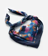 Pañuelo cuadrado de satén con estampado floral multicolor y borde liso azul marino.