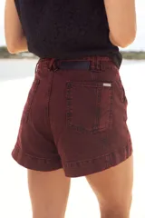 Short de denim color azul, suelto y cómodo, ideal para diversas ocasiones.