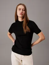 Sweater negro de punto fino con cuello perkins y mangas cortas.