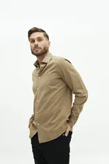 Camisa de manga larga color beige, de corte clásico y fit regular.