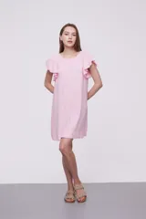 Vestido corto rosado de lino, corte holgado, cuello redondo y mangas cortas con volados.