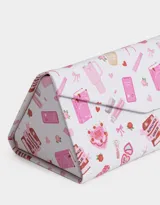 Estuche rígido triangular plegable para anteojos, con estampado de libros, tazas, corazones y otros motivos en tonos rosados sobre fondo blanco.