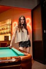 Musculosa negra de seda brillante, corte suelto y escote en V.