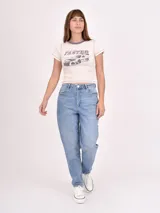 Pantalón jean de tiro alto color gris oscuro, corte recto y tobillos ajustados.