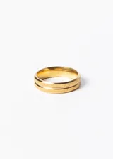 Anillo semi-fino de acero quirúrgico dorado con acabado esmerilado y diseño minimalista.