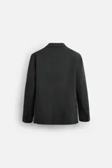 Blazer regular fit confeccionado en tejido con 17% de lana. Cuello con solapas de muesca. Manga larga acabada en puño con detalle de botones. Bolsillo de vivo en pecho y de solapa en cadera. Detalle bolsillo interior. Bajo con aberturas en espalda. Cierre frontal con botones.