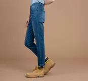 Pantalón de jean gris oscuro, corte skinny y tiro medio.