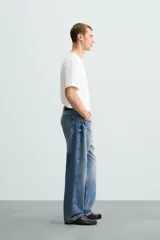 Remera color arena de corte recto, cuello redondo y mangas cortas.