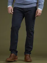 Pantalón negro de corte recto.