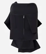 Blusa negra de tricolina con un hombro descubierto y un lazo grande en la parte delantera.