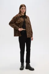 Chaqueta tipo camisa de corte holgado con estampado animal print, cuello camisero, cierre frontal con botones y bolsillos de parche en el pecho.