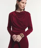 Vestido midi negro de manga larga, confeccionado en malla polyvelour, con cuello drapeado (degagê) y talle ajustado.