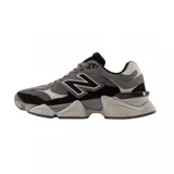 Championes urbanos New Balance modelo 9060, color gris con detalles en negro y blanco, confeccionados en gamuza y malla, con logo "N" característico en los laterales y entresuela con amortiguación.