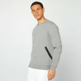 Buzo gris de cuello redondo y manga larga, con bolsillos laterales con cierre.