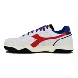 Championes Diadora Maverick Pride, color blanco con detalles en rojo, azul y negro. Cordones color violeta.