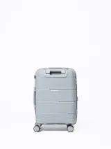 Valija rígida color gris con ruedas giratorias, manija extensible y candado de seguridad.